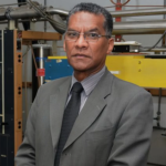 El científico Ismardo Bonalde durante sus labores de investigación en el Laboratorio de Temperaturas Bajas del IVIC.