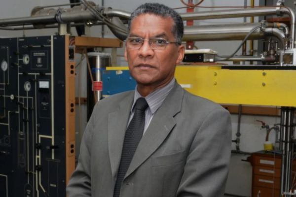 El científico Ismardo Bonalde durante sus labores de investigación en el Laboratorio de Temperaturas Bajas del IVIC.