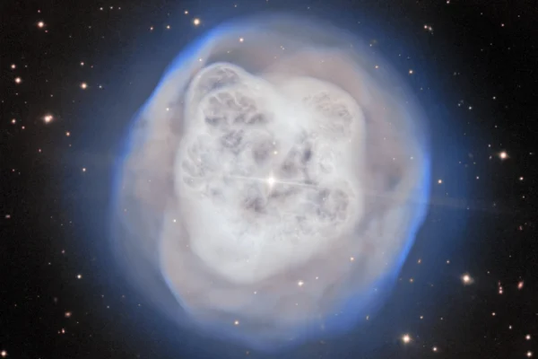 En la imagen, proporcionada por NOIRLab, de la Fundación Nacional de Ciencia de Estados Unidos el jueves 21 de mayo de 2026, aparece la Nebulosa Bola de Cristal. (NSF NOIRLab vía AP)