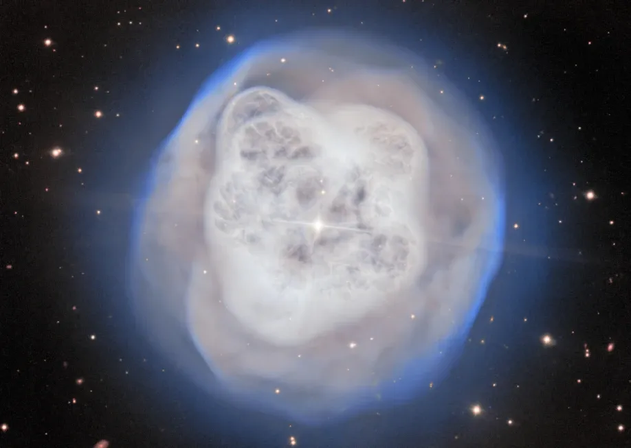 En la imagen, proporcionada por NOIRLab, de la Fundación Nacional de Ciencia de Estados Unidos el jueves 21 de mayo de 2026, aparece la Nebulosa Bola de Cristal. (NSF NOIRLab vía AP)
