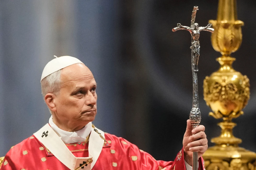 El papa León XIV sostiene un bastón pastoral mientras celebra una misa de Pentecostés en la basílica de San Pedro del Vaticano, el domingo 24 de mayo de 2026. (AP Foto/Gregorio Borgia)