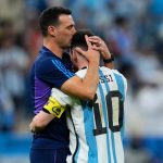 El técnico de Argentina Lionel Scaloni besa a Lionel Messi tras la victoria ante Holanda en los cuartos de final del Mundial, el 10 de diciembre de 2022, en Lusail, Qatar. (AP Foto/Natacha Pisarenko)