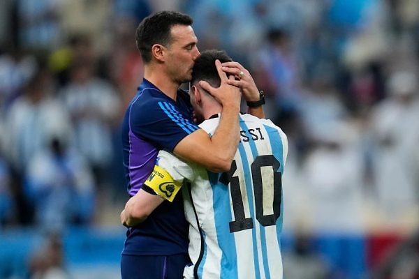 El técnico de Argentina Lionel Scaloni besa a Lionel Messi tras la victoria ante Holanda en los cuartos de final del Mundial, el 10 de diciembre de 2022, en Lusail, Qatar. (AP Foto/Natacha Pisarenko)