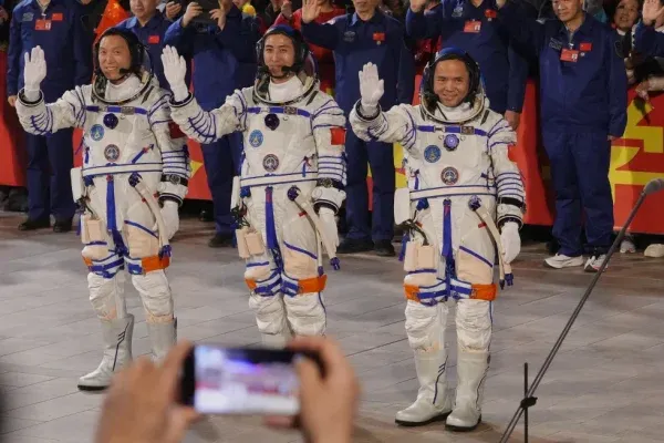 De izquierda a derecha, los astronautas chinos Zhang Hongzhang, Wu Fei y Zhang Lu, de la misión Shenzhou 21, en el Centro Jiuquan en el noroeste de China, el 31 de octubre de 2025. (AP foto/Andy Wong)