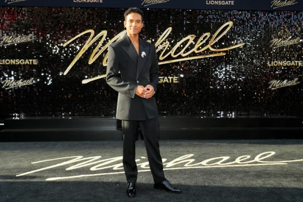 Jaafar Jackson llega a la premiere de “Michael” en Los Ángeles, el 20 de abril del 2026. (Jordan Strauss/Invision/AP)