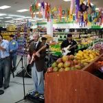 Los integrantes de la banda Luna Luna interpretando sus temas de pop alternativo en el pasillo principal de las sesiones Mercadito. / Foto: AP