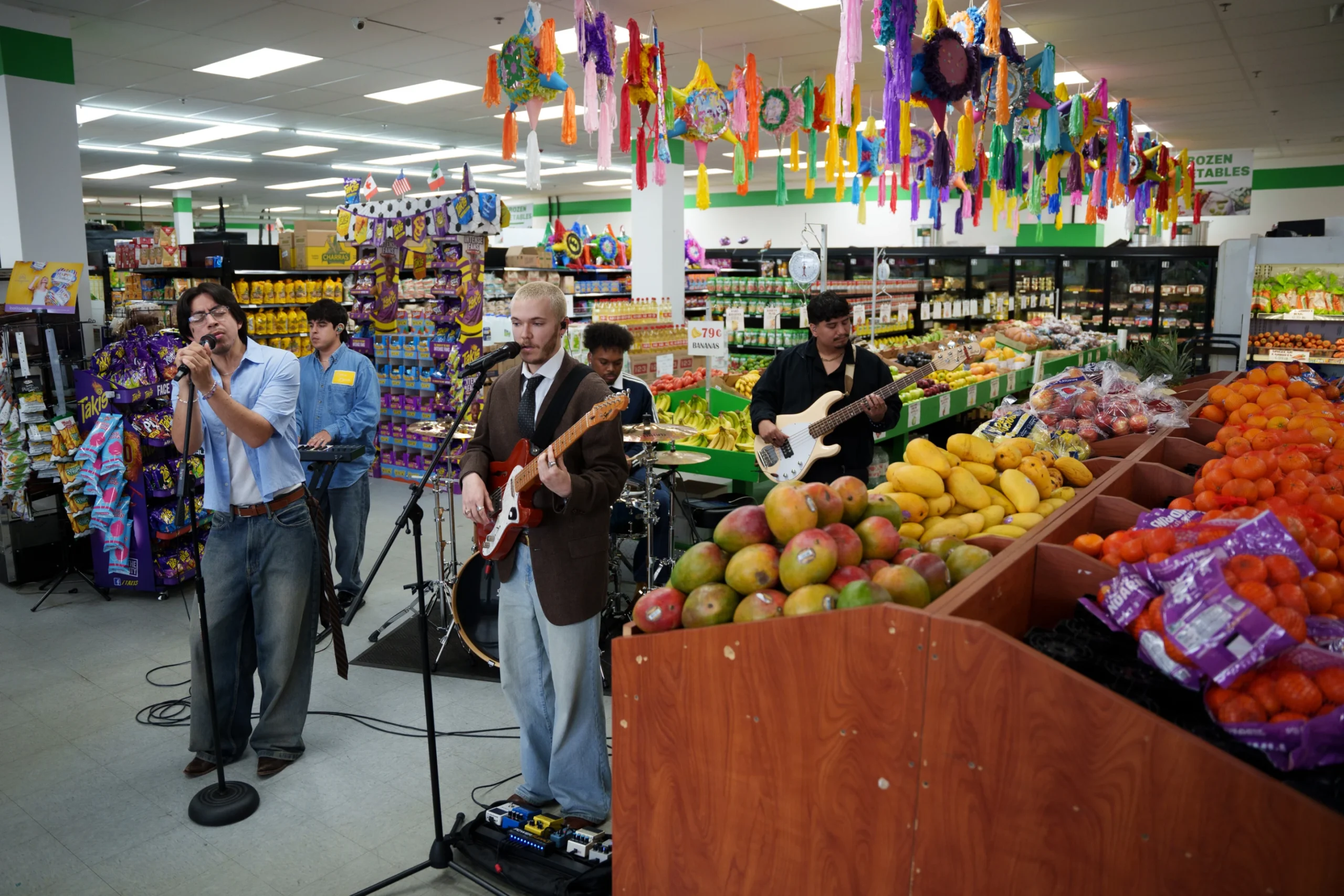 Los integrantes de la banda Luna Luna interpretando sus temas de pop alternativo en el pasillo principal de las sesiones Mercadito. / Foto: AP