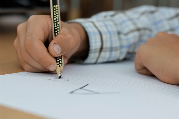 Distritos escolares en EE. UU. imponen restricciones drásticas al uso de pantallas en las aulas debido a problemas de distracción y altos costos.
