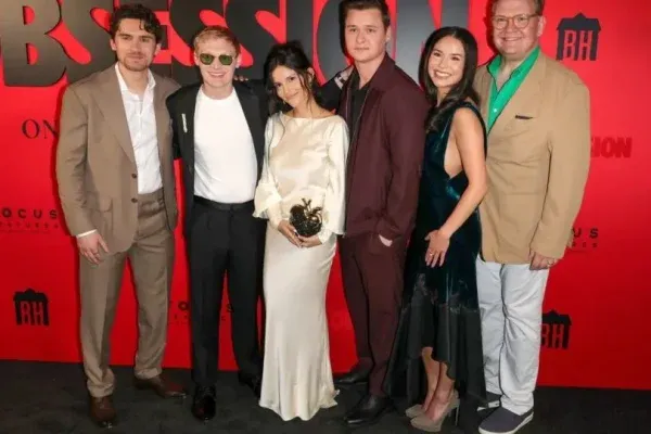 De izquierda a derecha: Michael Johnston, Curry Barker, Inde Navarrette, Cooper Tomlinson, Megan Lawless y Andy Richter asisten a una proyección de "Obsession" en el Hollywood Legion Theater el 11 de mayo de 2026. - Frazer Harrison/Getty Images