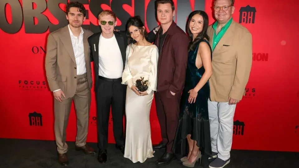 De izquierda a derecha: Michael Johnston, Curry Barker, Inde Navarrette, Cooper Tomlinson, Megan Lawless y Andy Richter asisten a una proyección de "Obsession" en el Hollywood Legion Theater el 11 de mayo de 2026. - Frazer Harrison/Getty Images