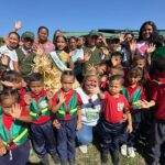 Más de 100 niños participan en siembra escolar para futuros comedores en Valencia