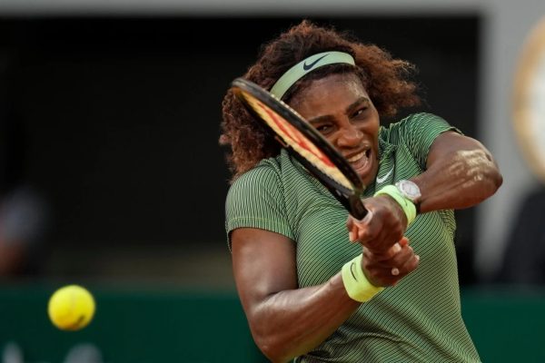 Serena Williams devuelve ante Mihaela Buzarnescu durante la segunda ronda de Roland Garros, el 2 de junio de 2021, en París. (AP Foto/Thibault Camus)