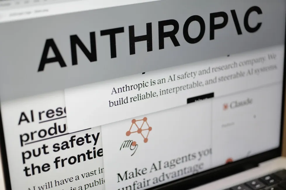 Páginas del sitio web de Anthropic y el logo de la empresa en la pantalla de una computadora, en Nueva York, el 26 de febrero de 2026. (AP Foto/Patrick Sison, Archivo