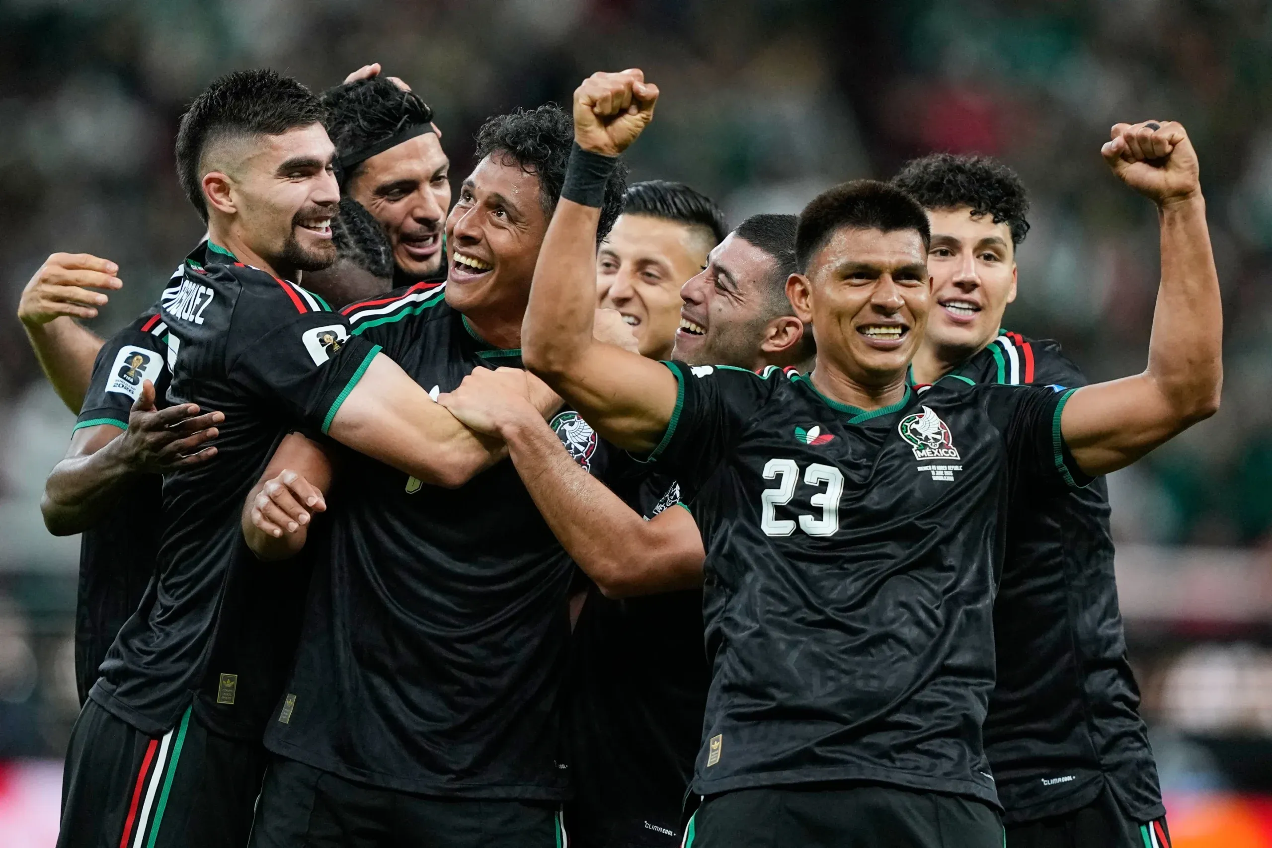 México avanza a dieciseisavos como líder de su grupo