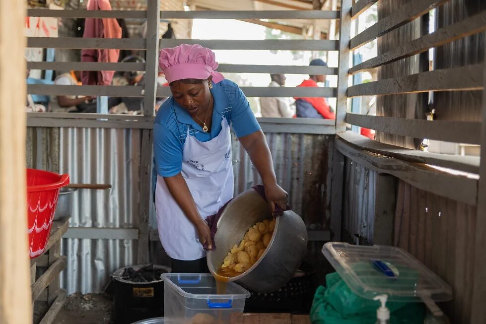 Arlette Basekawike prepara comidas para pacientes con ébola en el Centro Médico Evangélico en Bunia, República Democrática del Congo, el 1 de junio de 2026. (AP Foto/Moses Sawasawa)