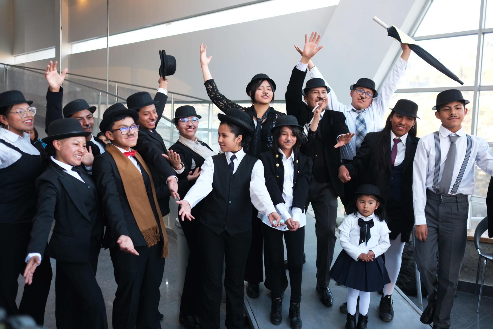 Niños vestidos de Chaplin celebran los 50 años del mayor archivo audiovisual de Bolivia