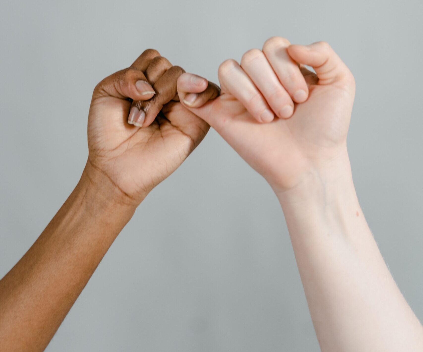 manos enlazadas en relación a la amistad
