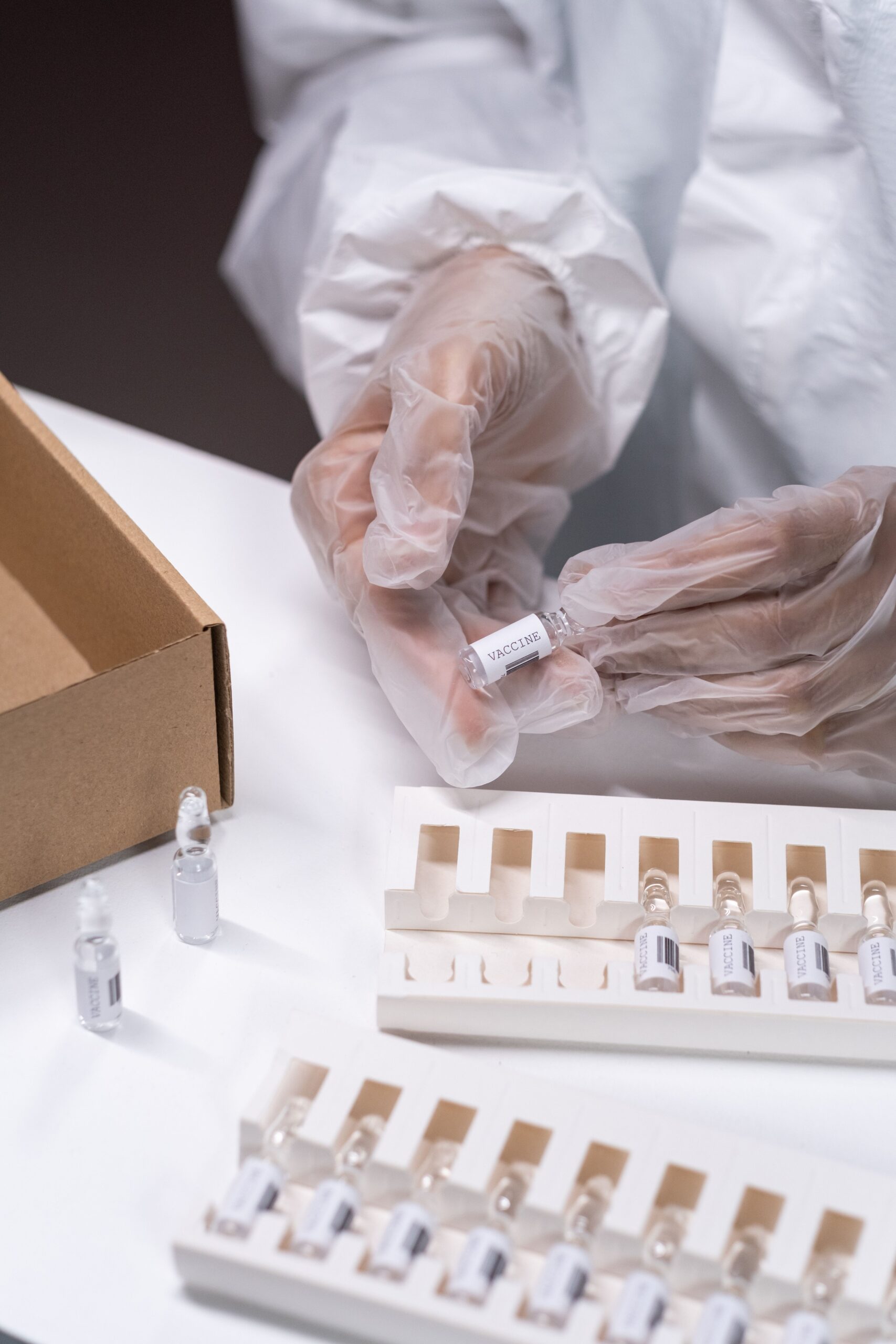 Personal de laboratorio manipula un vial durante una actividad de investigación farmacéutica.