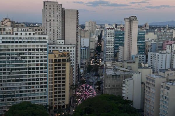 Vista de la ciudad de Curitiba con calles sin cables a la vista y un parque en primer plano.
