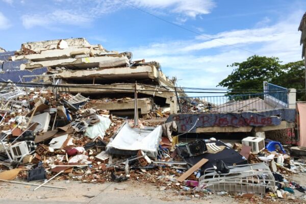 Escuela de Fe y Alegría con daños estructurales mientras continúan las inspecciones tras los terremotos en Venezuela.