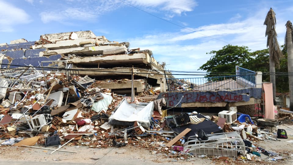 Escuela de Fe y Alegría con daños estructurales mientras continúan las inspecciones tras los terremotos en Venezuela.
