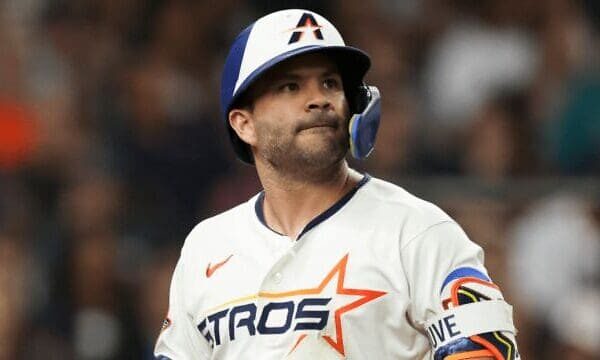 José Altuve conecta un imparable con el uniforme de los Astros de Houston durante un partido de las Grandes Ligas.