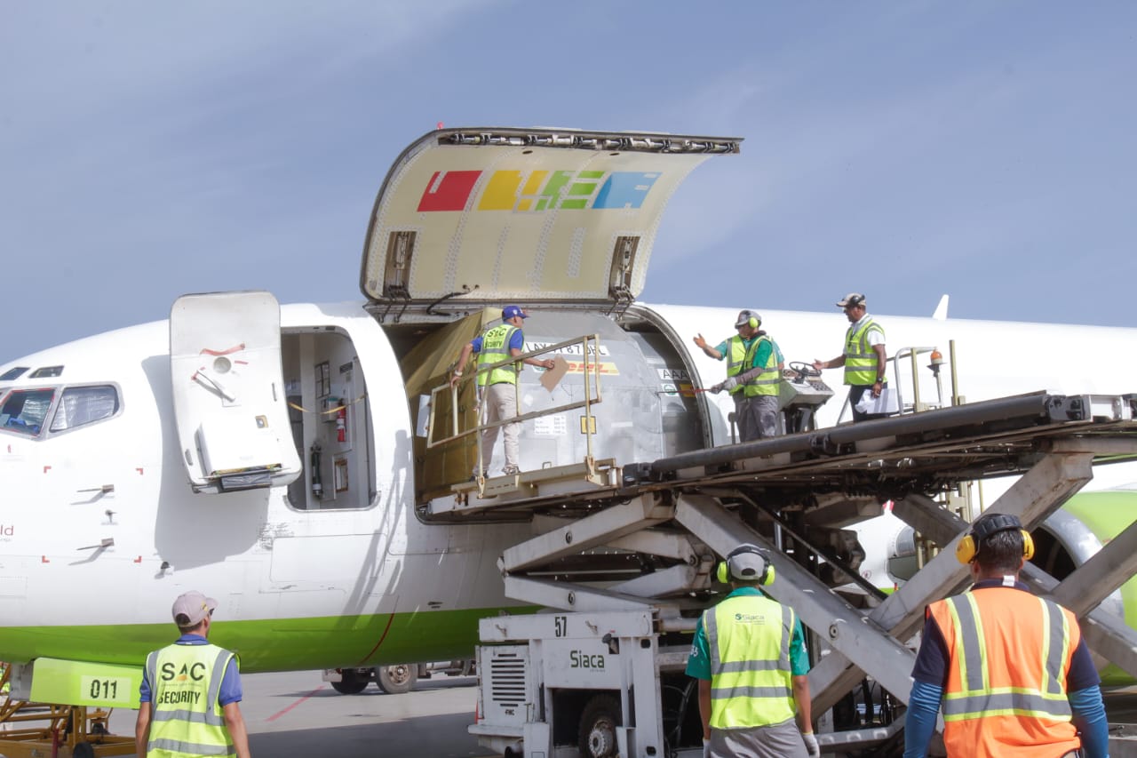 Avión de carga en la plataforma del Aeropuerto Internacional Simón Bolívar de Maiquetía durante la reanudación de operaciones.