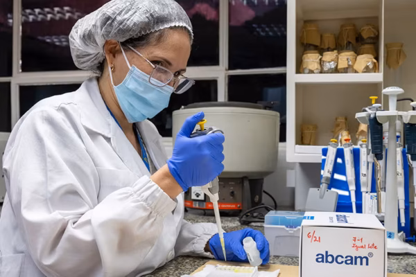 OPS refuerza la vigilancia sanitaria tras los terremotos en Venezuela Personal de laboratorio prepara reactivos para el diagnóstico molecular de enfermedades en Venezuela tras los terremotos.