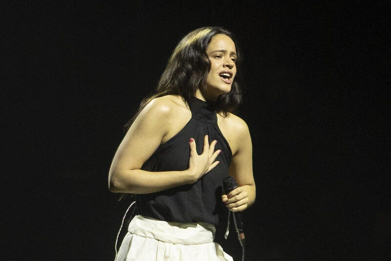 Rosalía durante uno de sus conciertos de la gira "Lux" en el Movistar Arena de Buenos Aires.