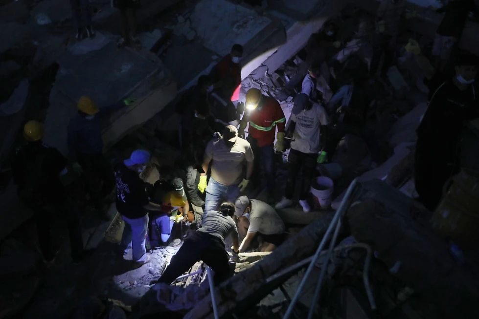 equipos de rescate trabajan de noche para enconntrar sobrevivientes tras el terremoto de Colombia