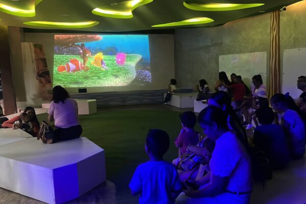 ZooAquarium de Valencia prepara actividades para estas vacaciones Familias recorren las instalaciones del ZooAquarium de Valencia durante las actividades especiales de vacaciones escolares.
