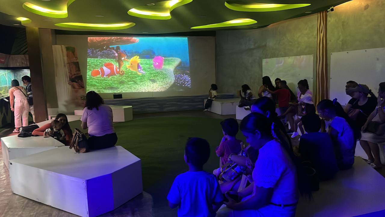 Familias recorren las instalaciones del ZooAquarium de Valencia durante las actividades especiales de vacaciones escolares.