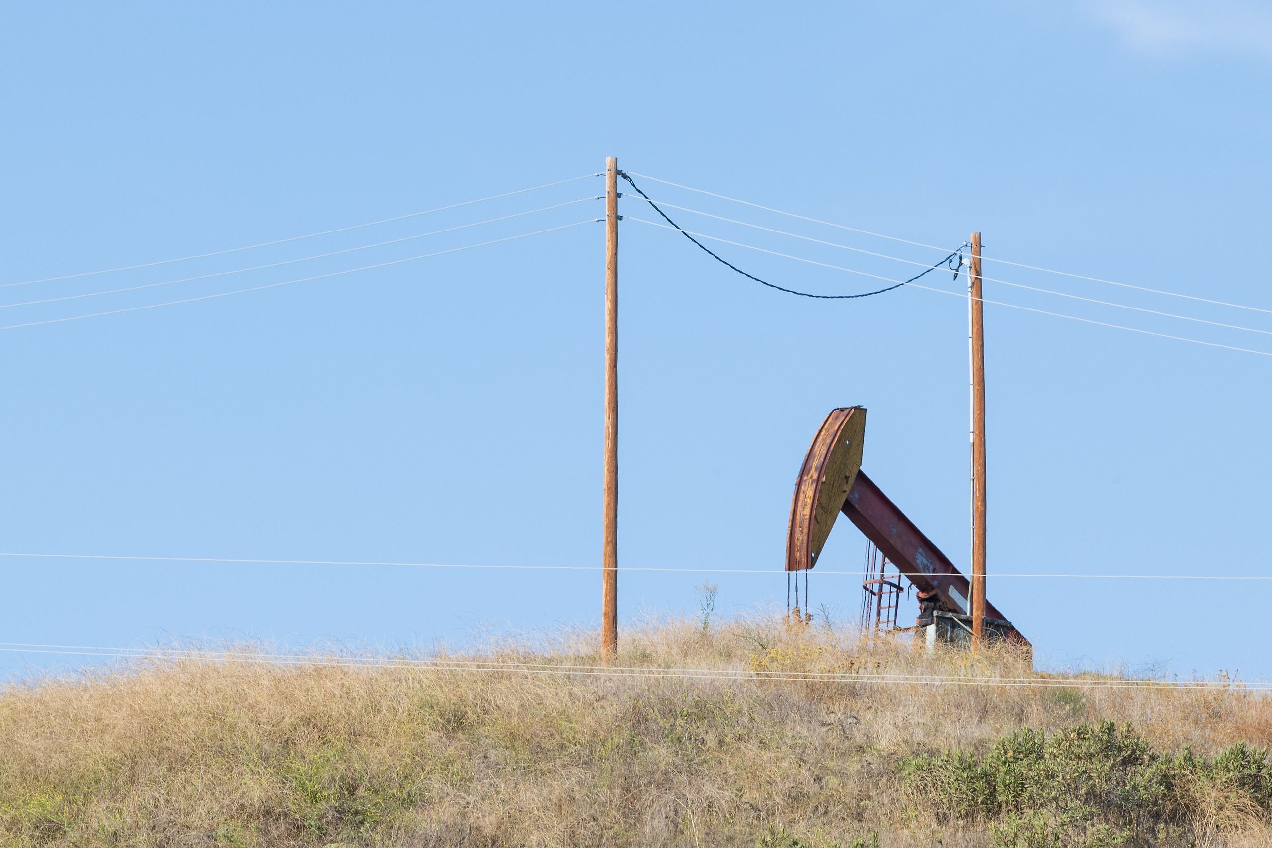 Bomba de extracción de petróleo en un campo petrolero, simbolizando el interés de EE.UU. en Venezuela.