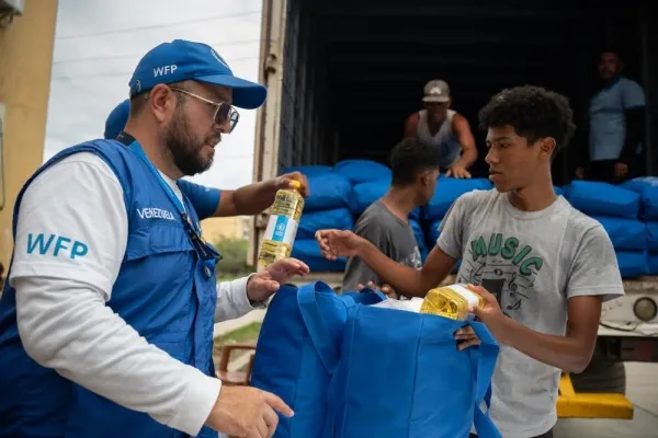 Representantes de organismos multilaterales entregando ayudas para la reconstrucción de Venezuela tras los terremotos.
