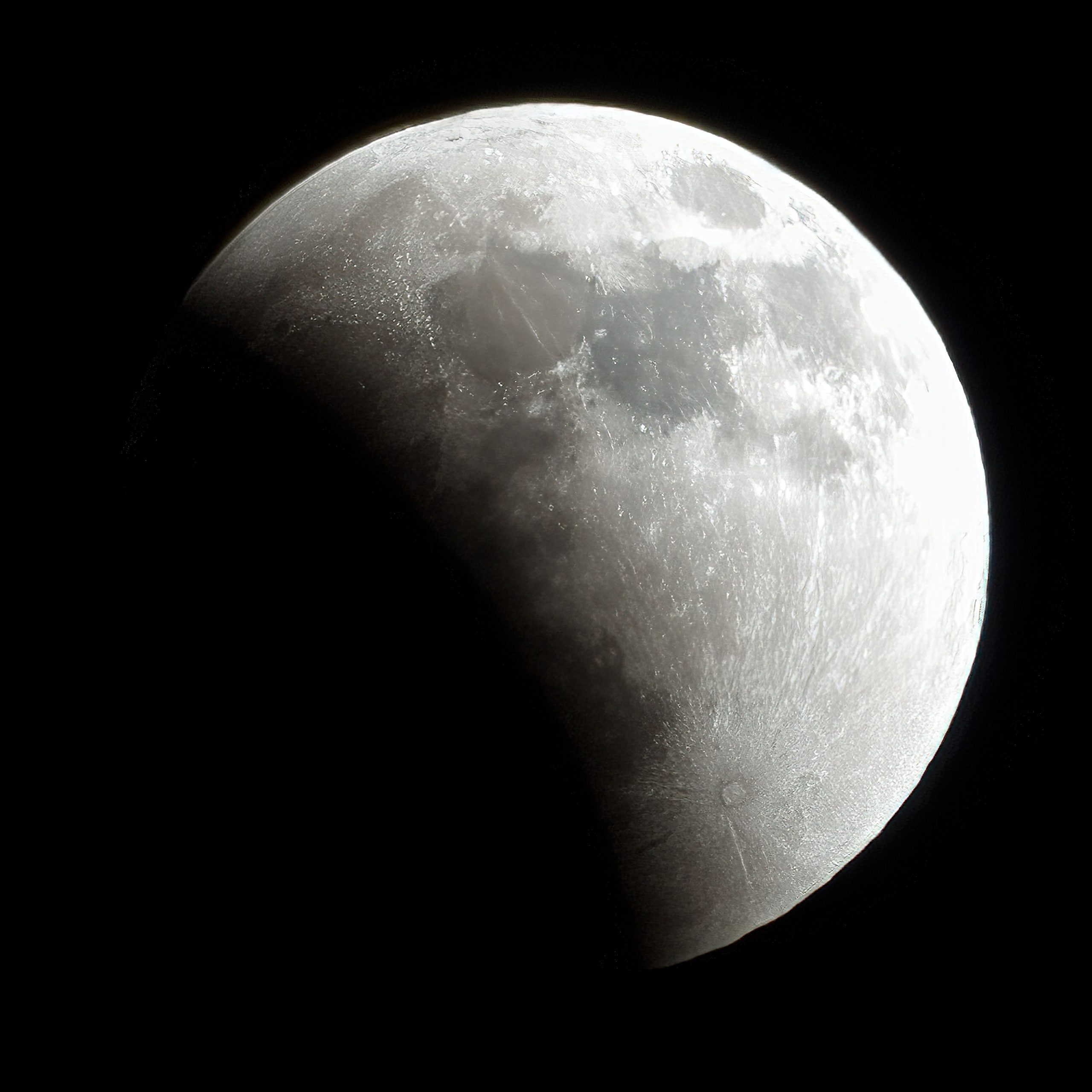 Eclipse lunar parcial con la Luna parcialmente cubierta por la sombra de la Tierra.