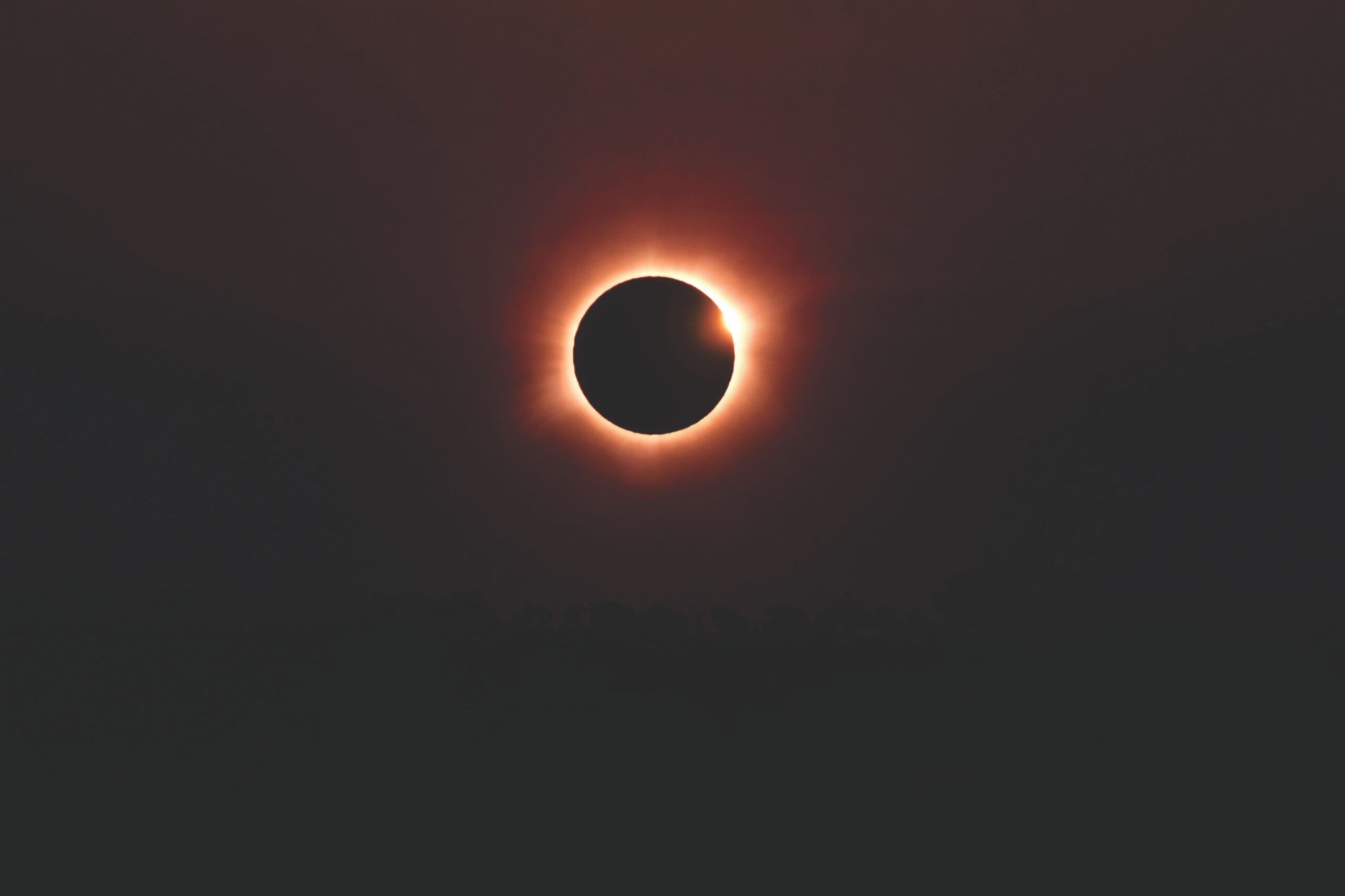 Eclipse total de Sol observado desde la Tierra con la corona solar visible alrededor de la Luna.