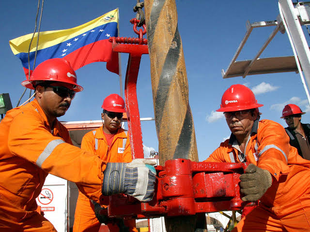 trabajadores petroleros extrayendo crudo