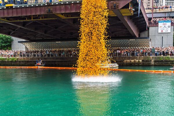 90.000 patitos de goma llenan el río Chicago por una causa solidaria Miles de patitos de goma flotan sobre el río Chicago durante el Ducky Derby a beneficio de Special Olympics Illinois.