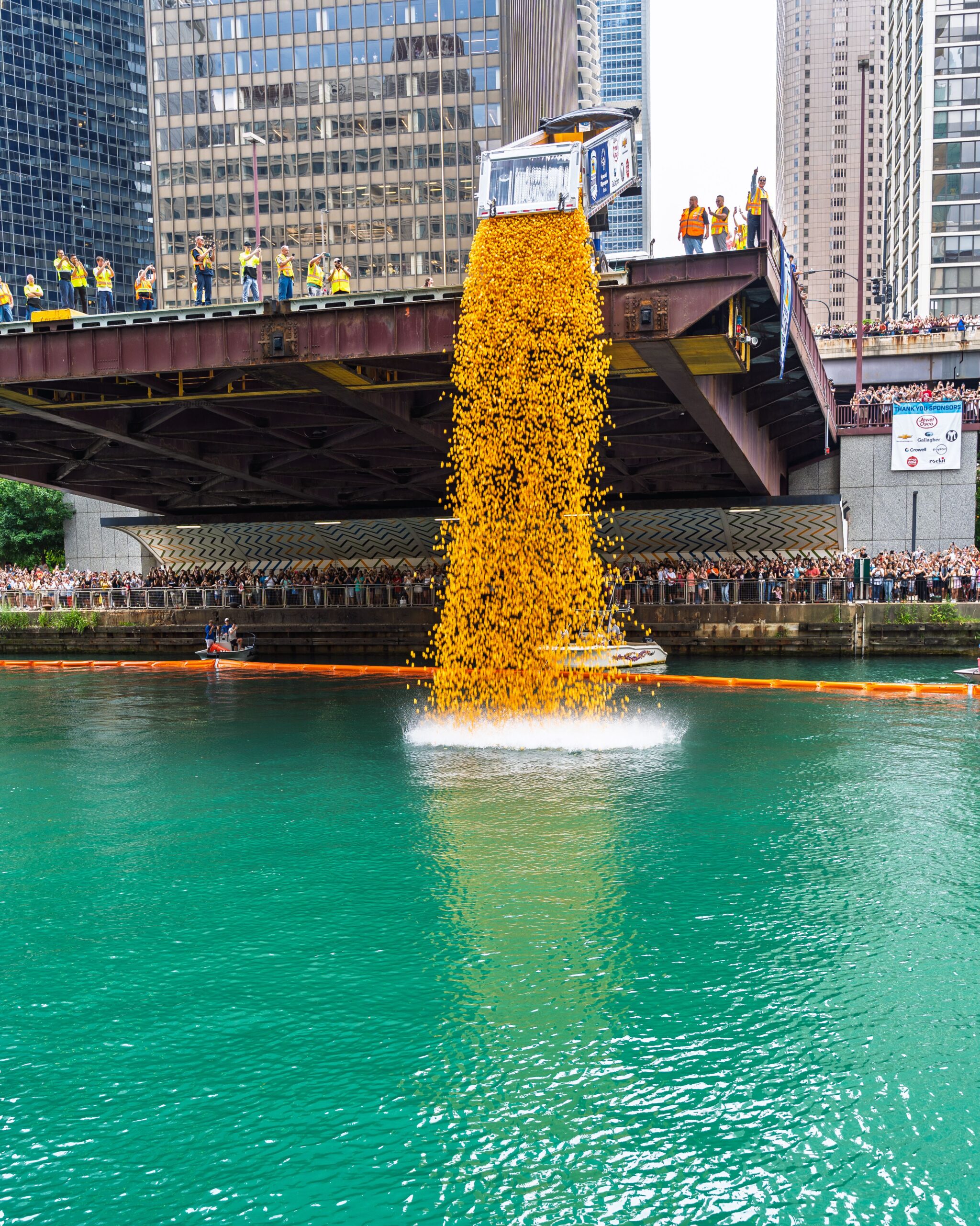 Miles de patitos de goma flotan sobre el río Chicago durante el Ducky Derby a beneficio de Special Olympics Illinois.