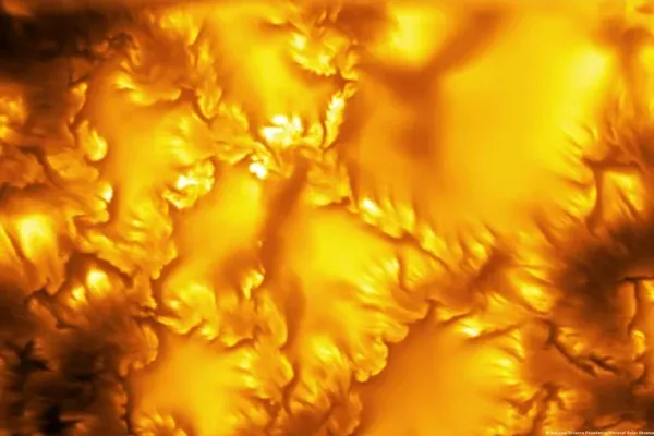Descubren gigantescos remolinos en la superficie del Sol Imagen de alta resolución de la superficie del Sol donde se observan remolinos de plasma alrededor de regiones magnéticas.