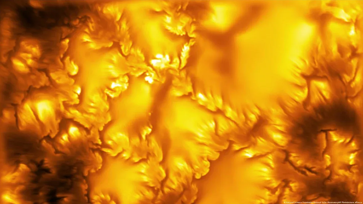 Imagen de alta resolución de la superficie del Sol donde se observan remolinos de plasma alrededor de regiones magnéticas.
