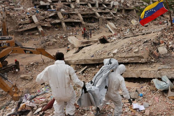 rescatistas extrayendo cuerpos de los escombros tras terremotos en Venezuela