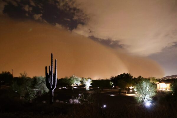 Tormentas de arena, haboobs y polvo del Sahara: por qué ocurren Gran muro de polvo avanza sobre una ciudad durante una tormenta de arena tipo haboob en Arizona.