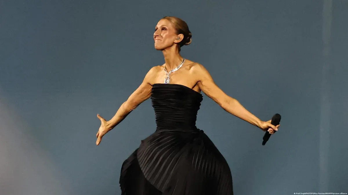Céline Dion canta durante su regreso a los escenarios en París después de seis años de ausencia.