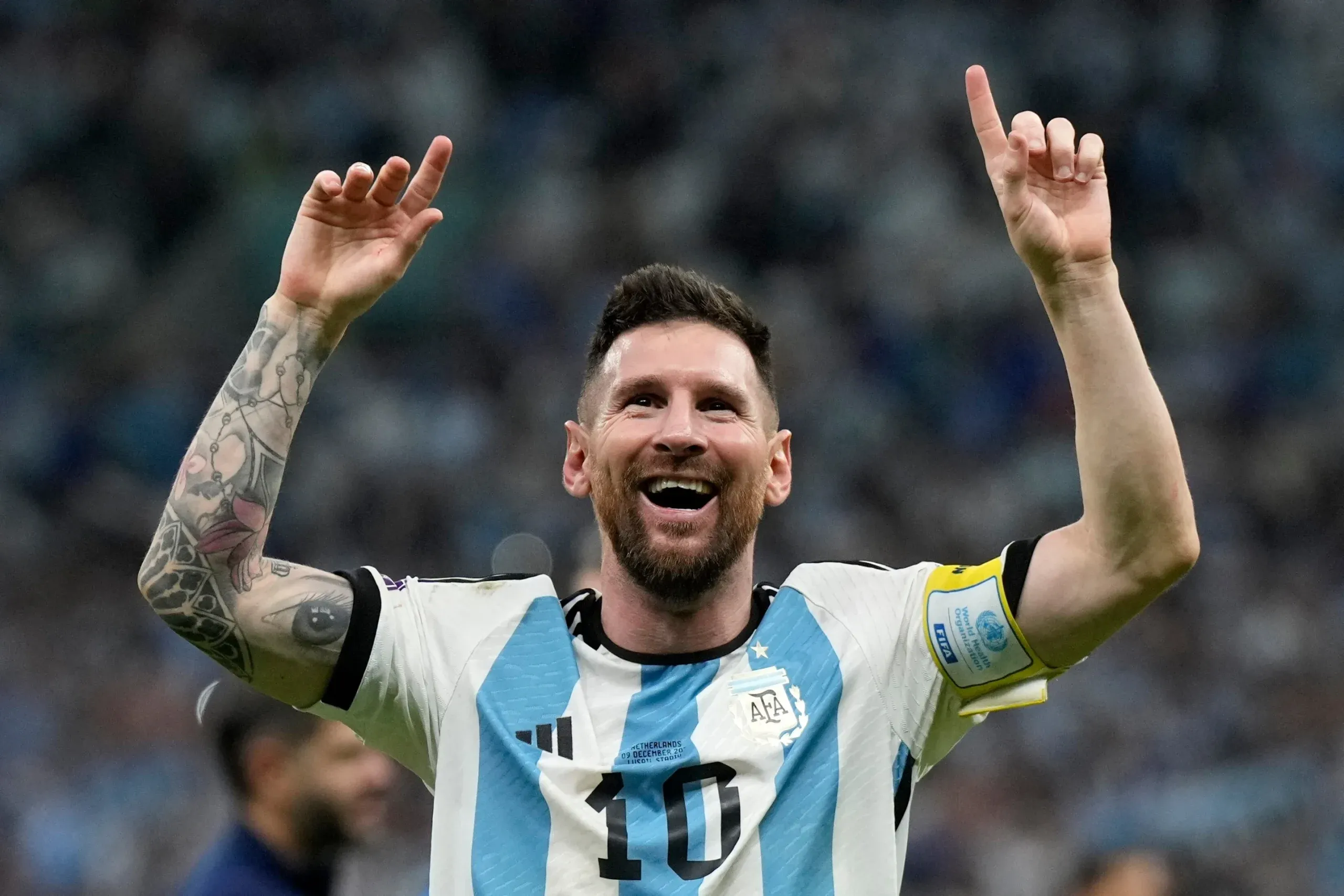 Lionel Messi celebra con alegría tras su último partido con Argentina, marcando el fin de su carrera internacional.