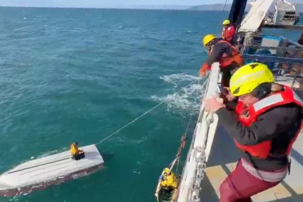 Adolescente sobrevive casi tres días aferrado a un bote volcado en el mar de Bering