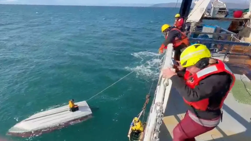 Adolescente sobrevive casi tres días aferrado a un bote volcado en el mar de Bering