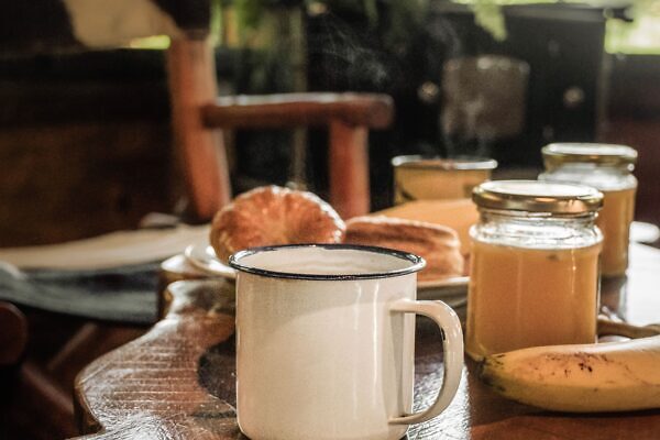 Mesa de desayuno con café