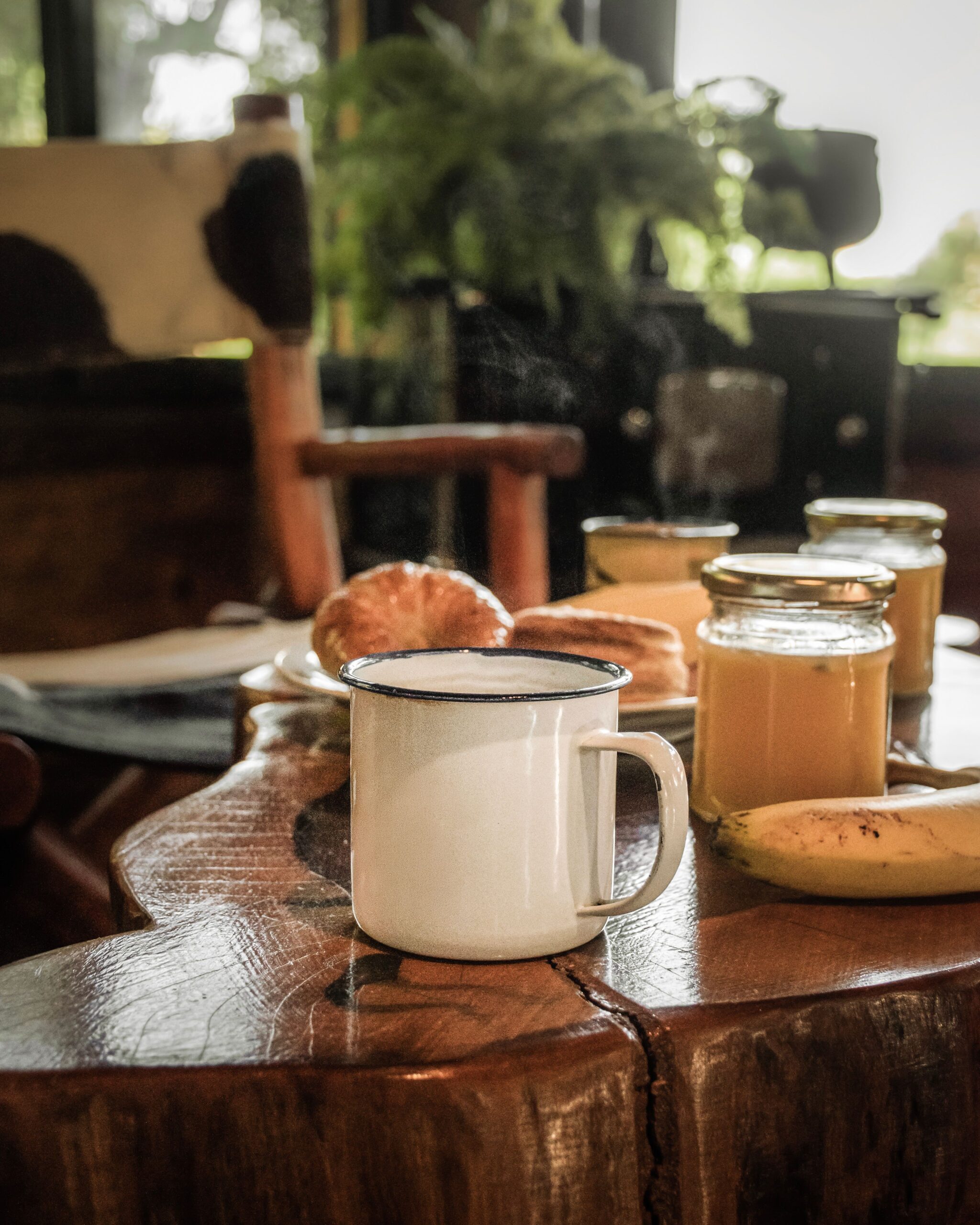 Mesa de desayuno con café