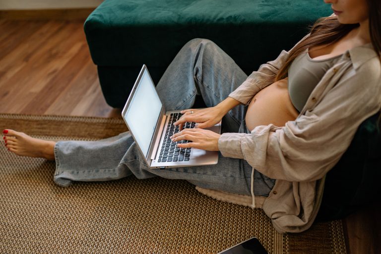 ¿Qué tan protegida está una mujer cuando queda embarazada? Así cambia según el país